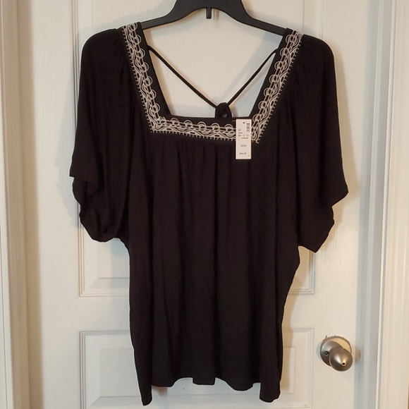 Avenue Tops - NWT Short Sleeve Embroidered Square Neck Top